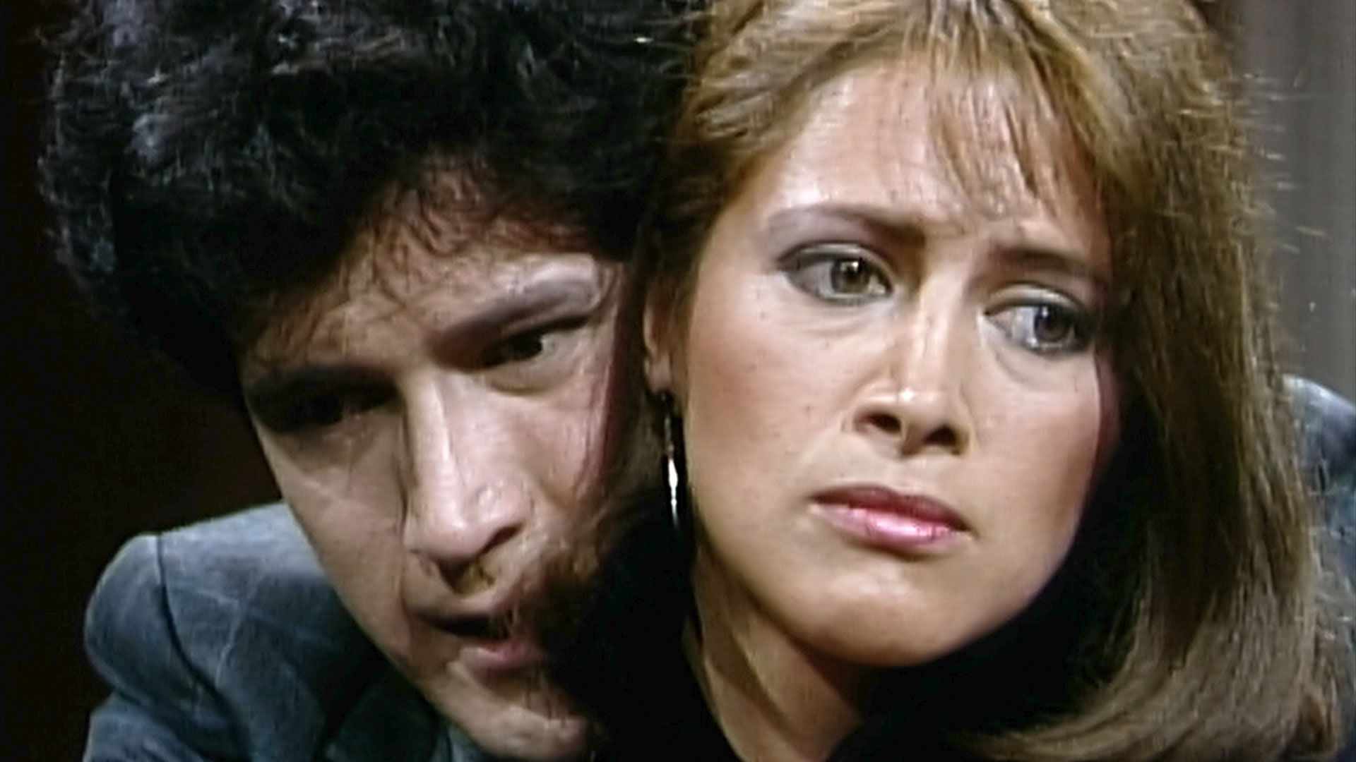 mujer angustiada y hombre abrazándola