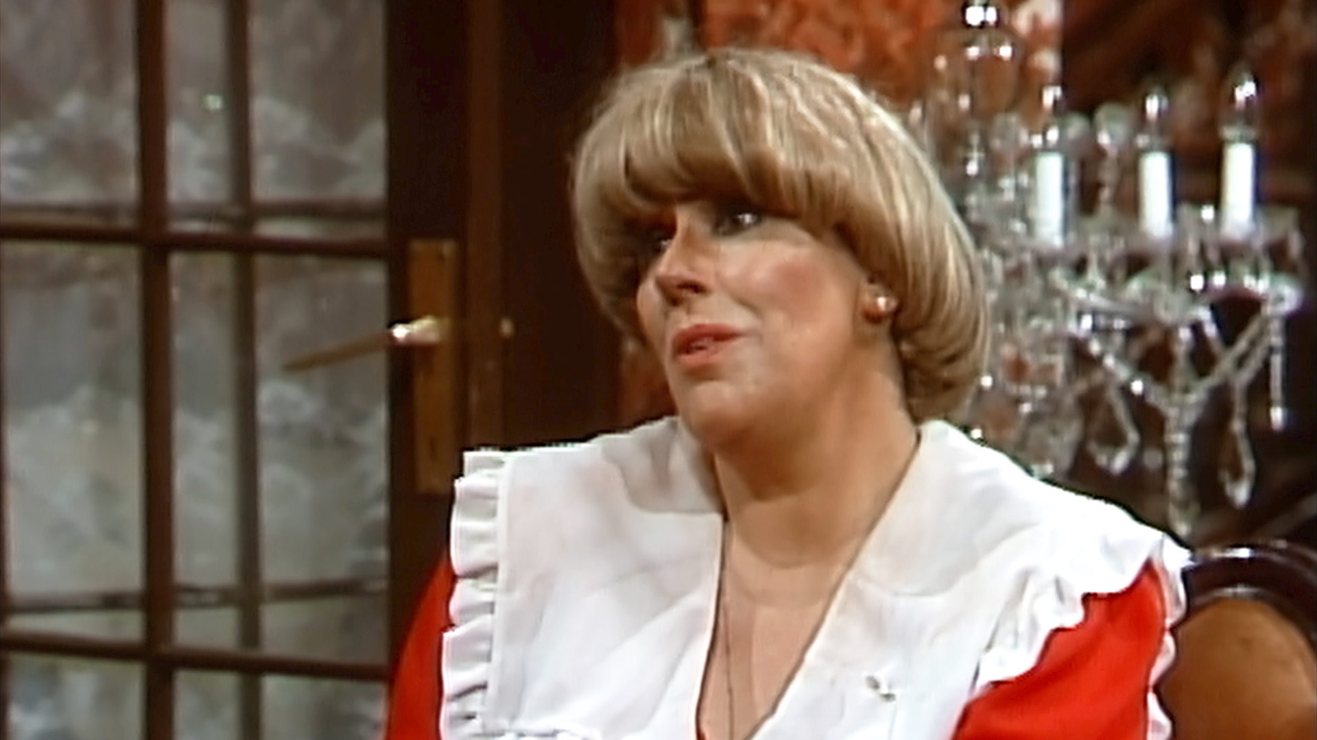 señora rubia haciendo mala cara 