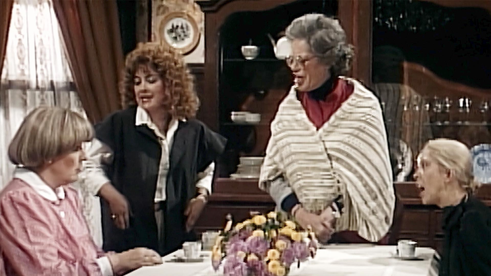 familia en la mesa gritando 