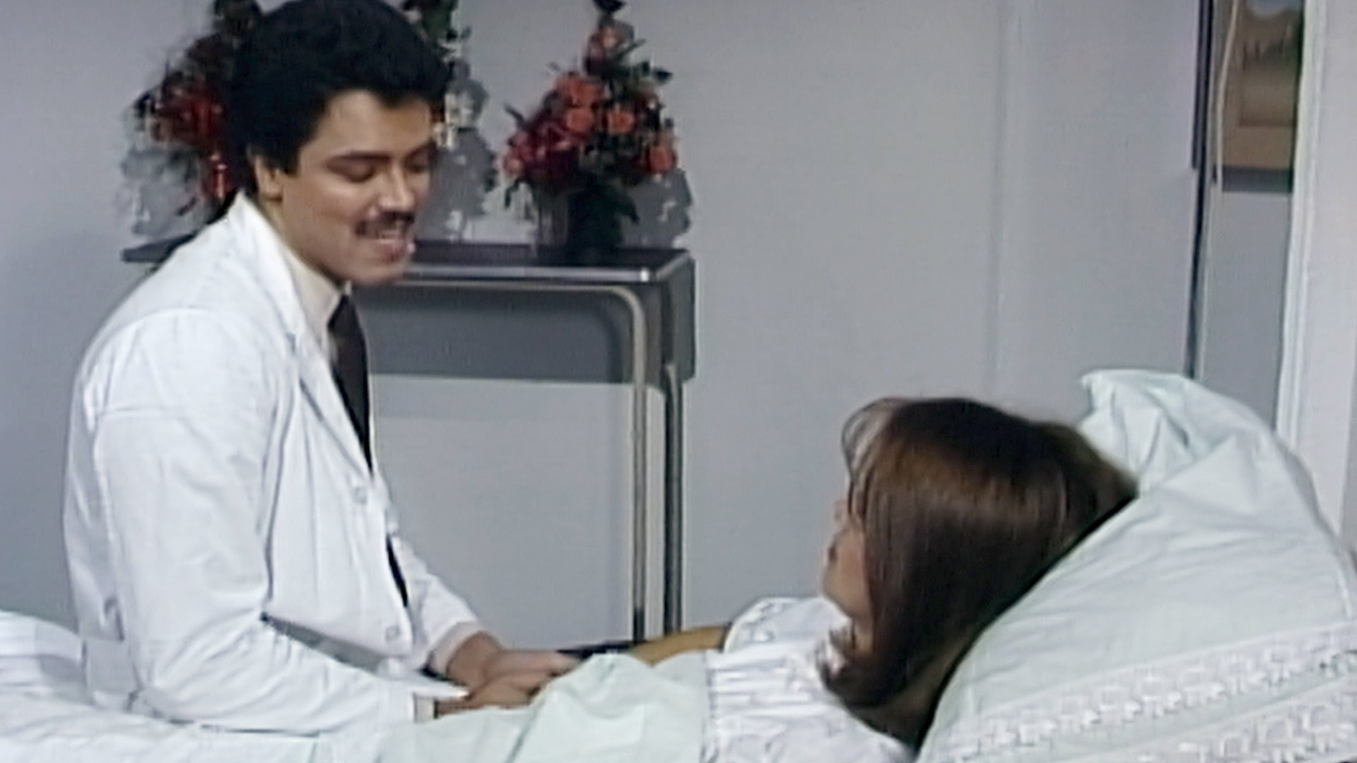 doctor hablando con su paciente en cama