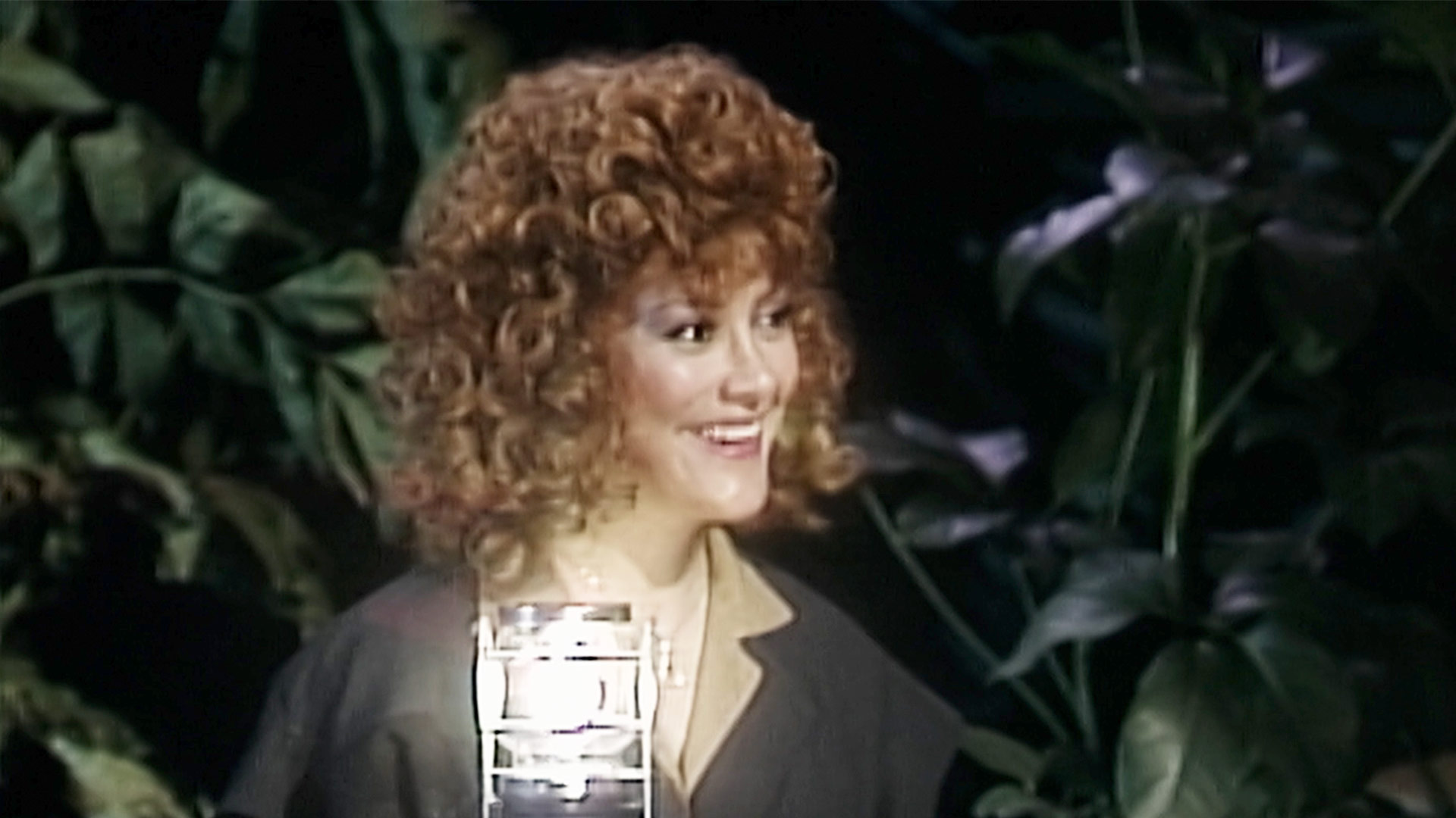 mujer crespa con la cara iluminada