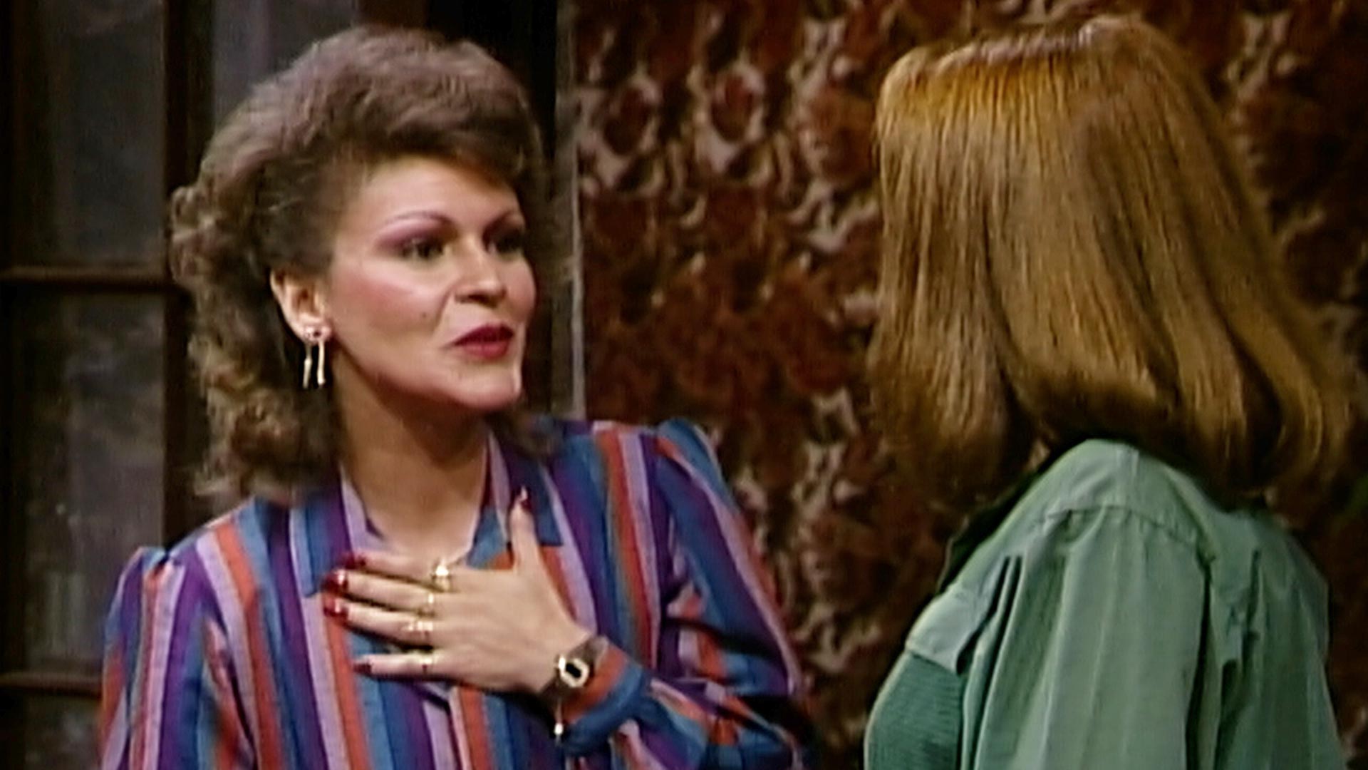 dos mujeres conversando indignadas 