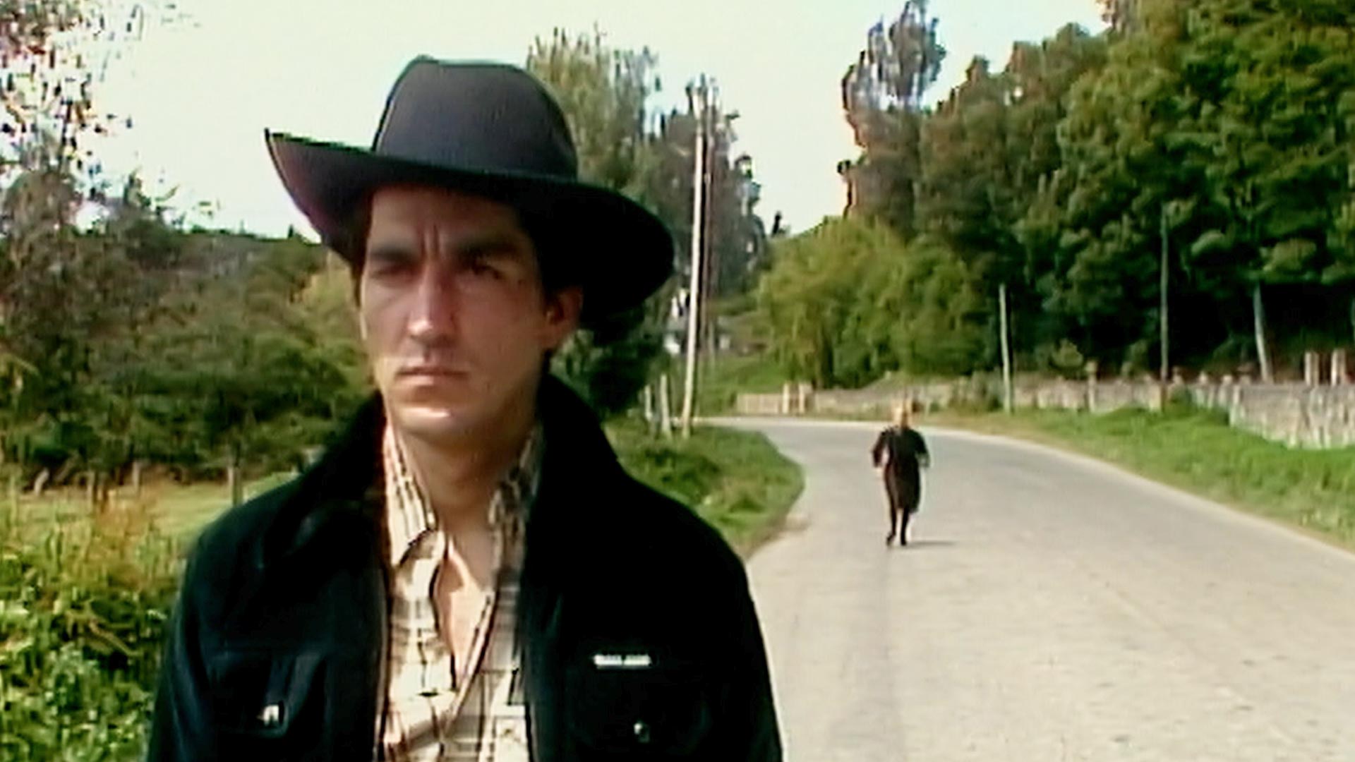 hombre con sombrero vaquero escapando