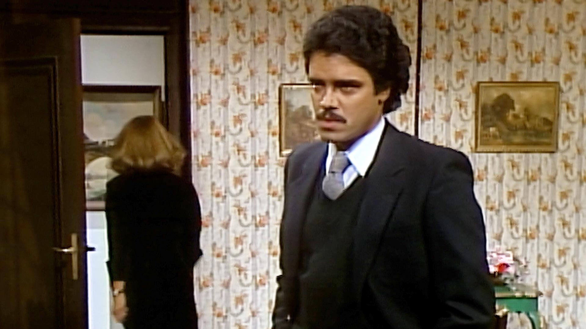 hombre de traje con expresión de molestia