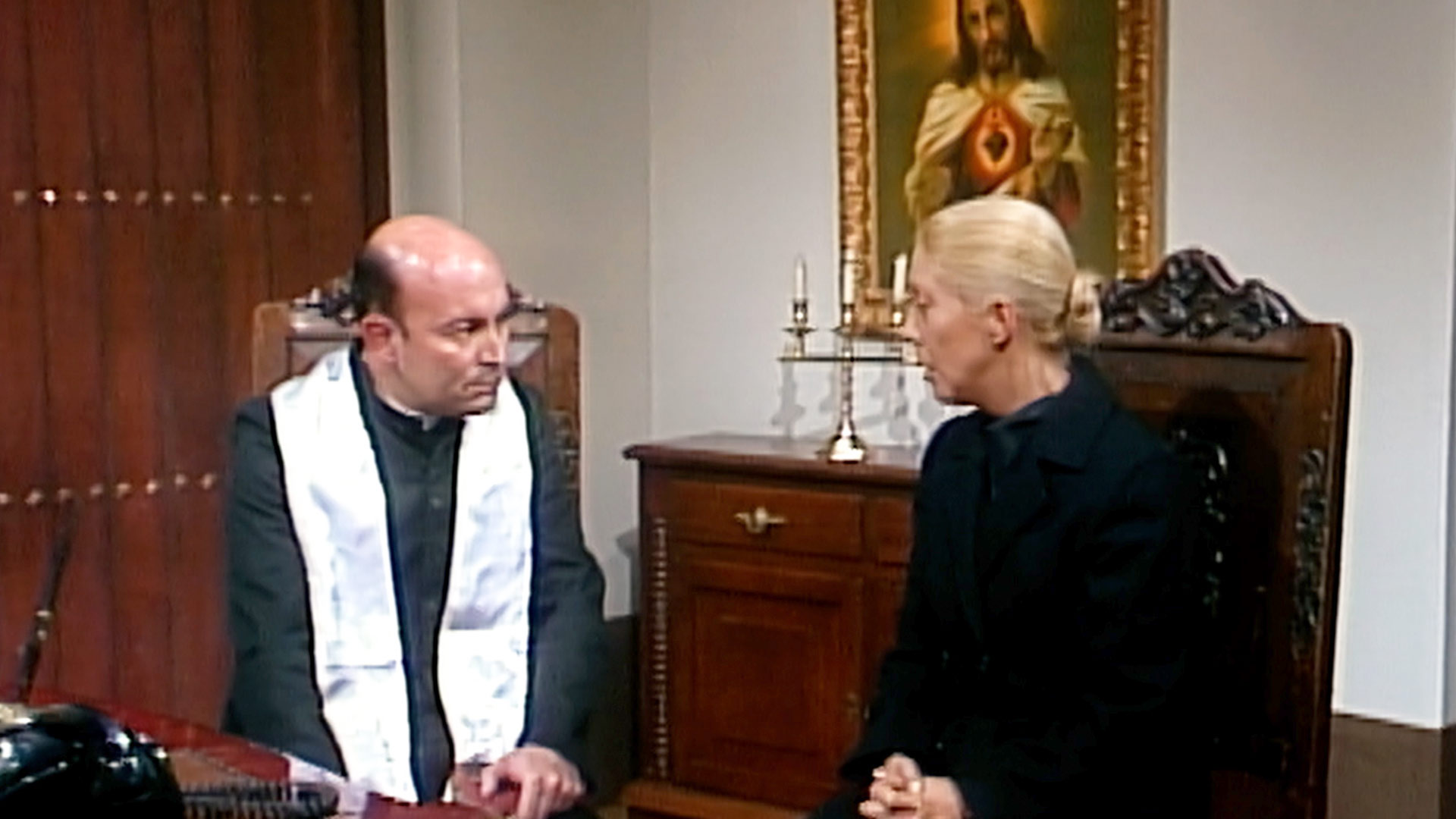 mujer hablando con un sacerdote 