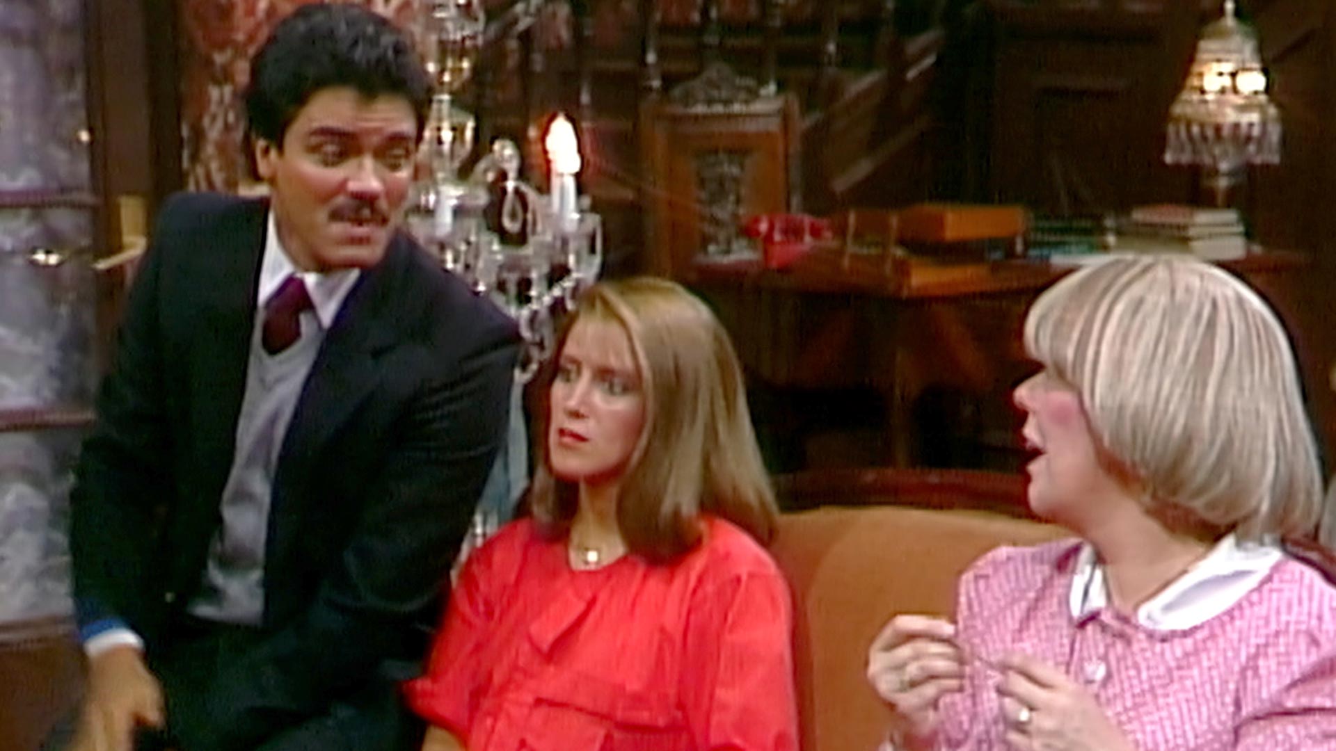 tres personas hablando en la sala