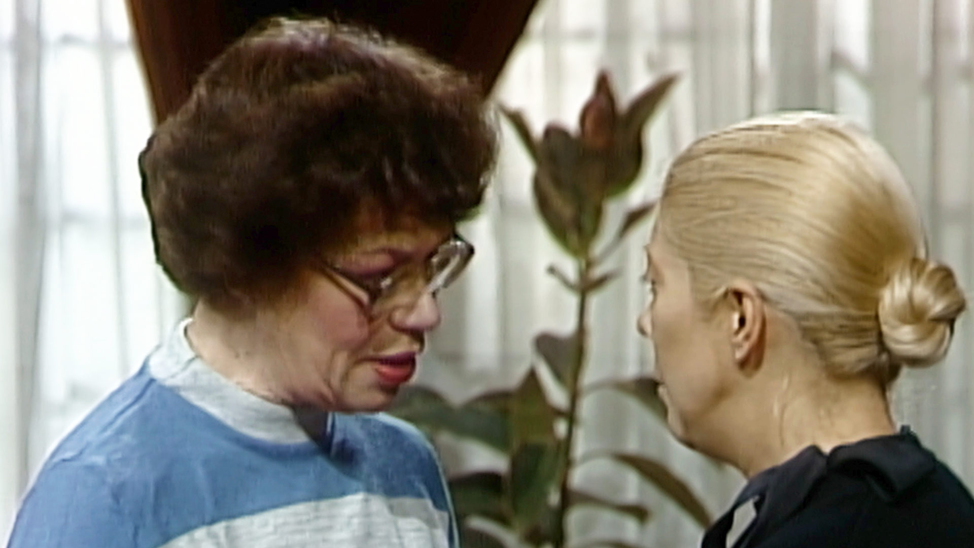 dos adultas mayores conversando de cerca