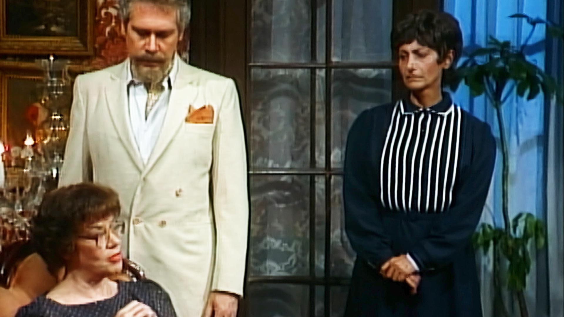 Familia acaudalada conversando 