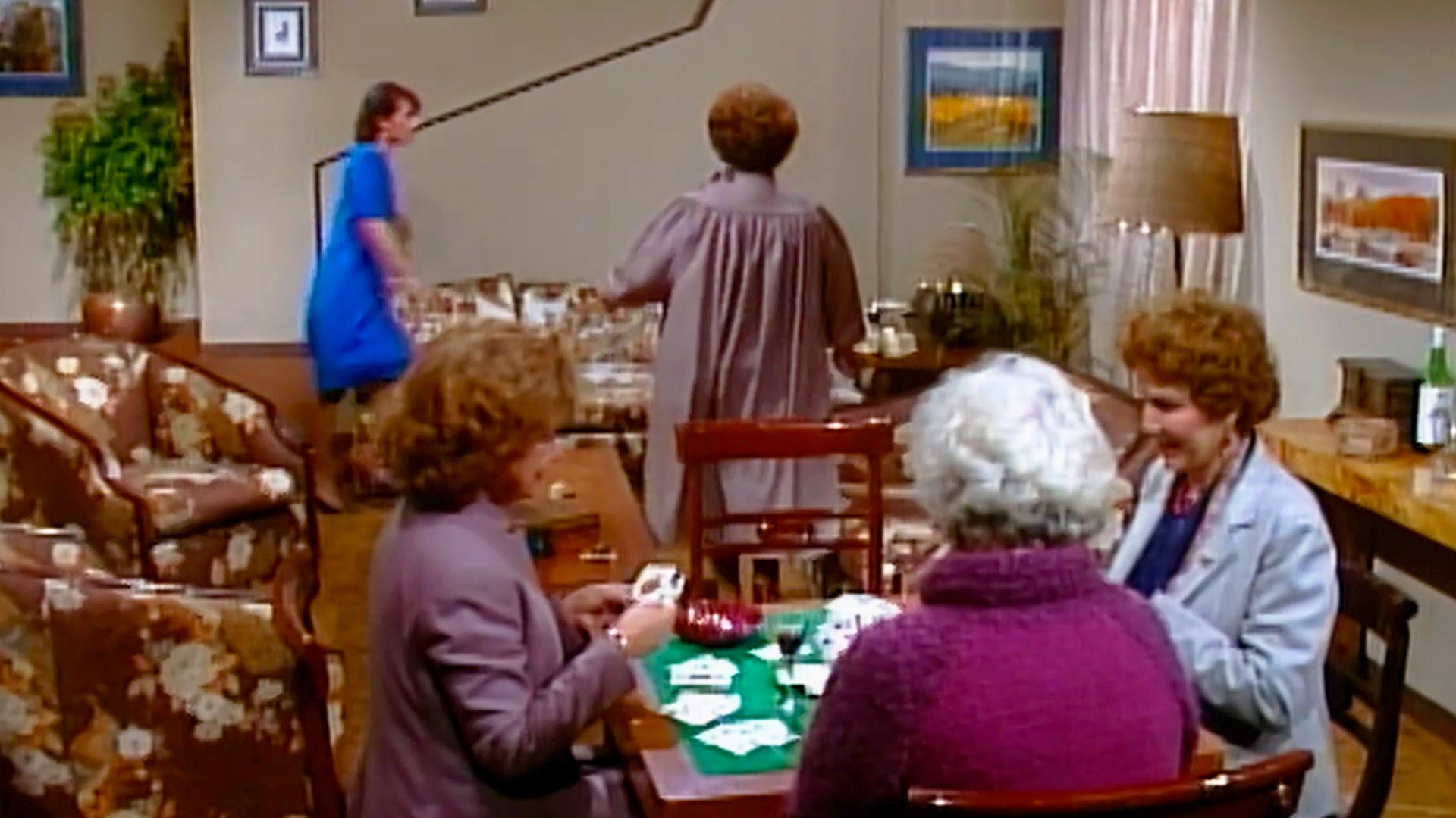 mujeres de edad jugando cartas