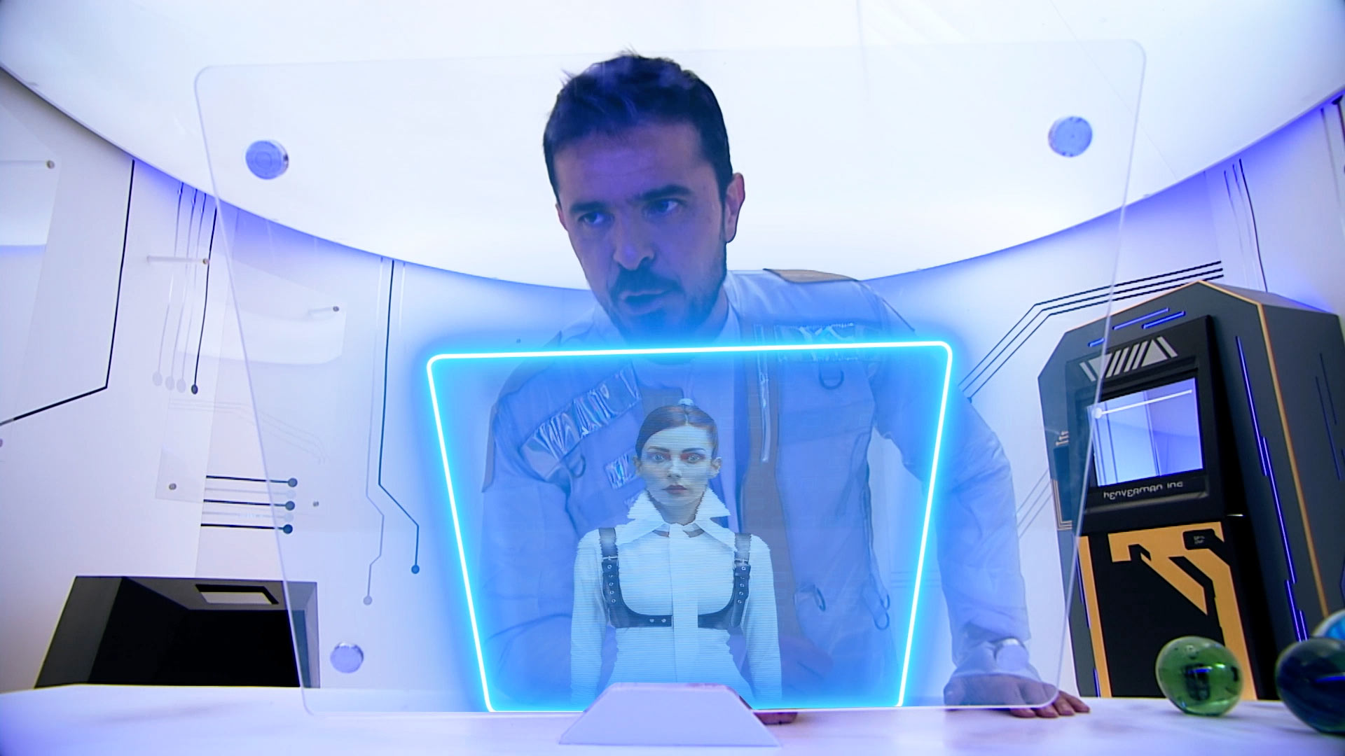 hombre hablando con mujer holograma