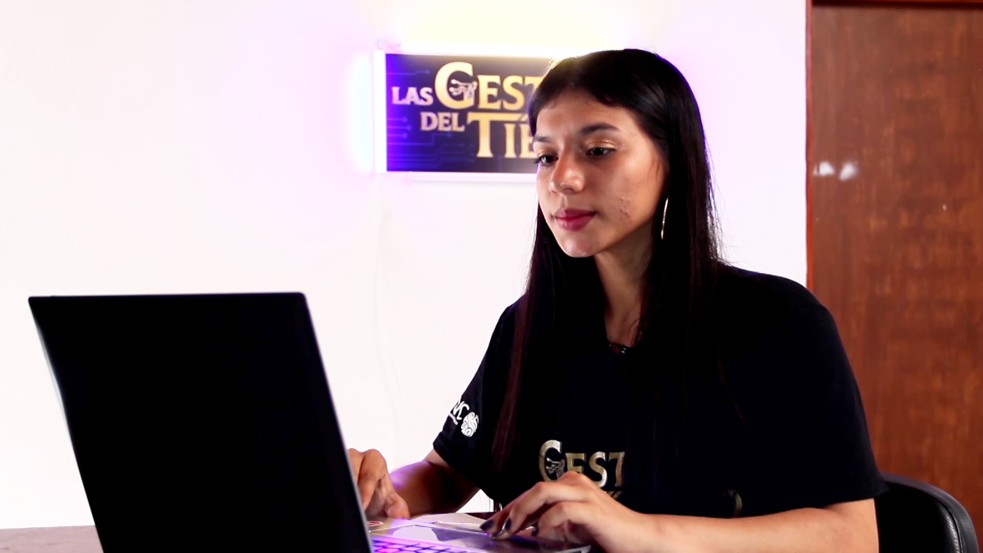 Mujer frente a un portátil 