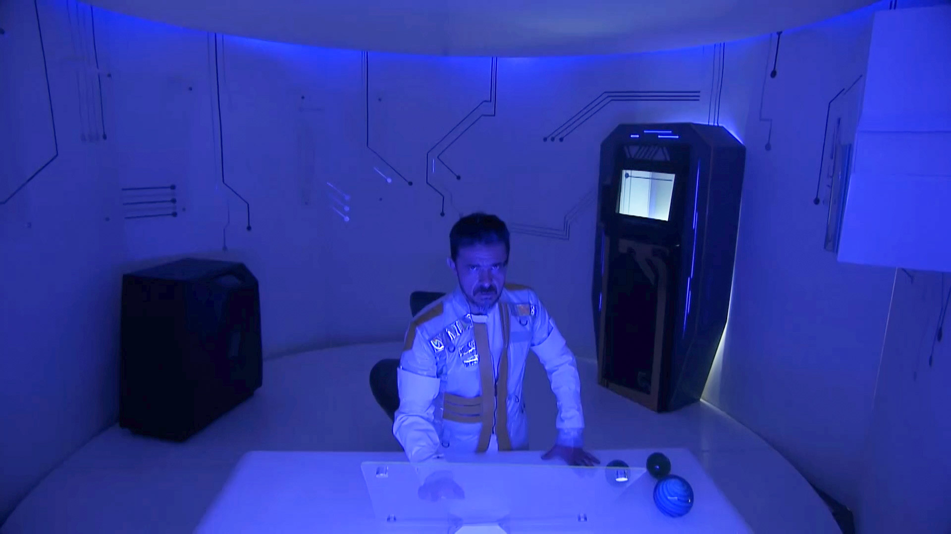 hombre en cuarto con luz azul