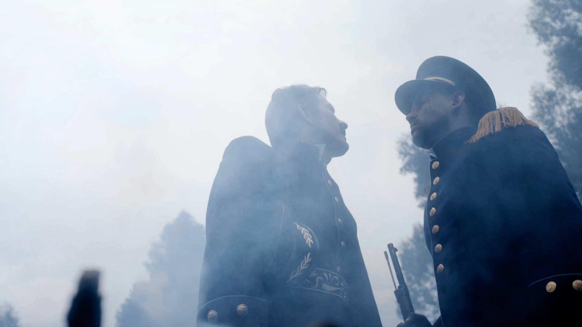 militares hablando en la niebla