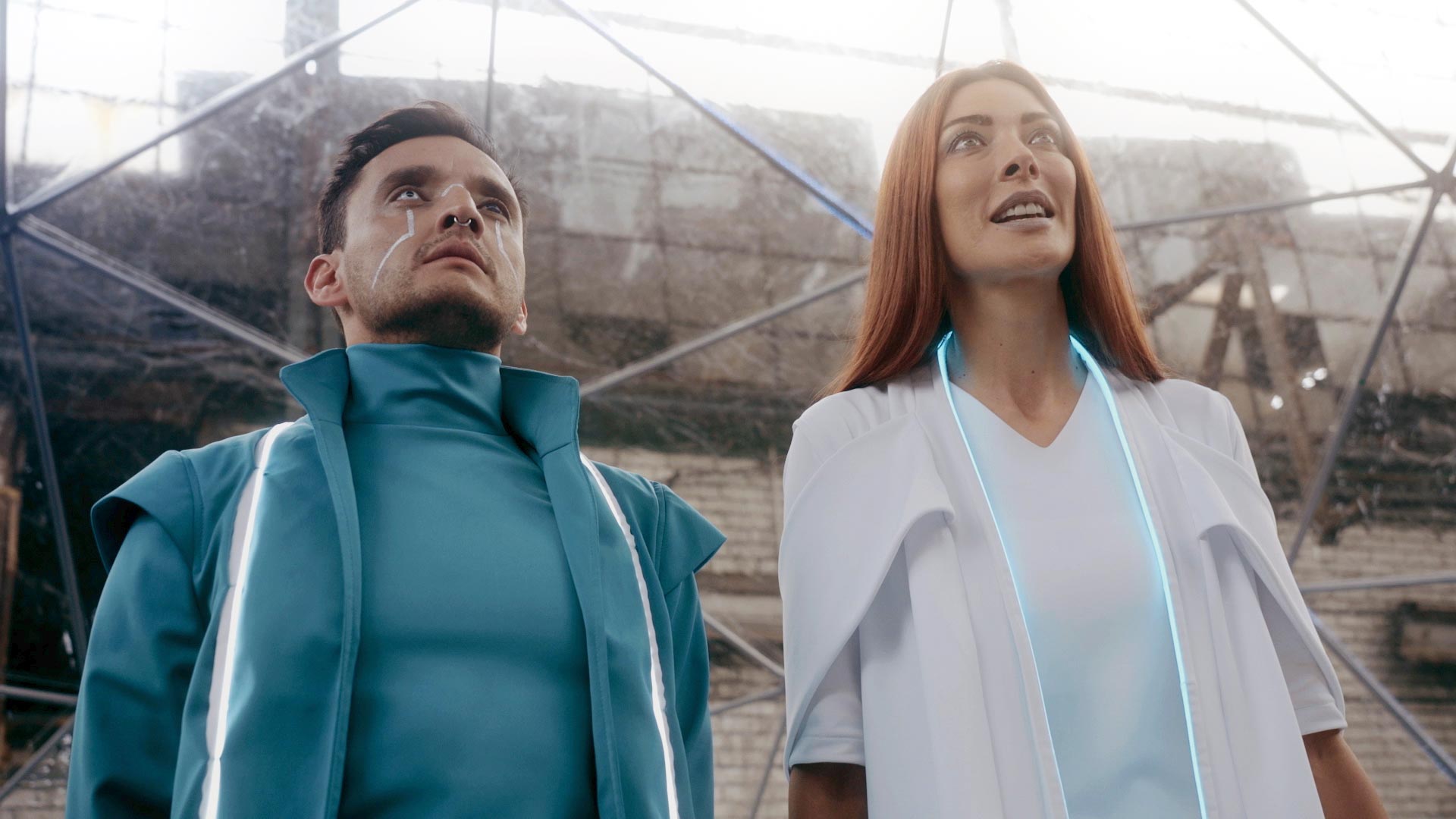 hombre y mujer mirando al horizonte