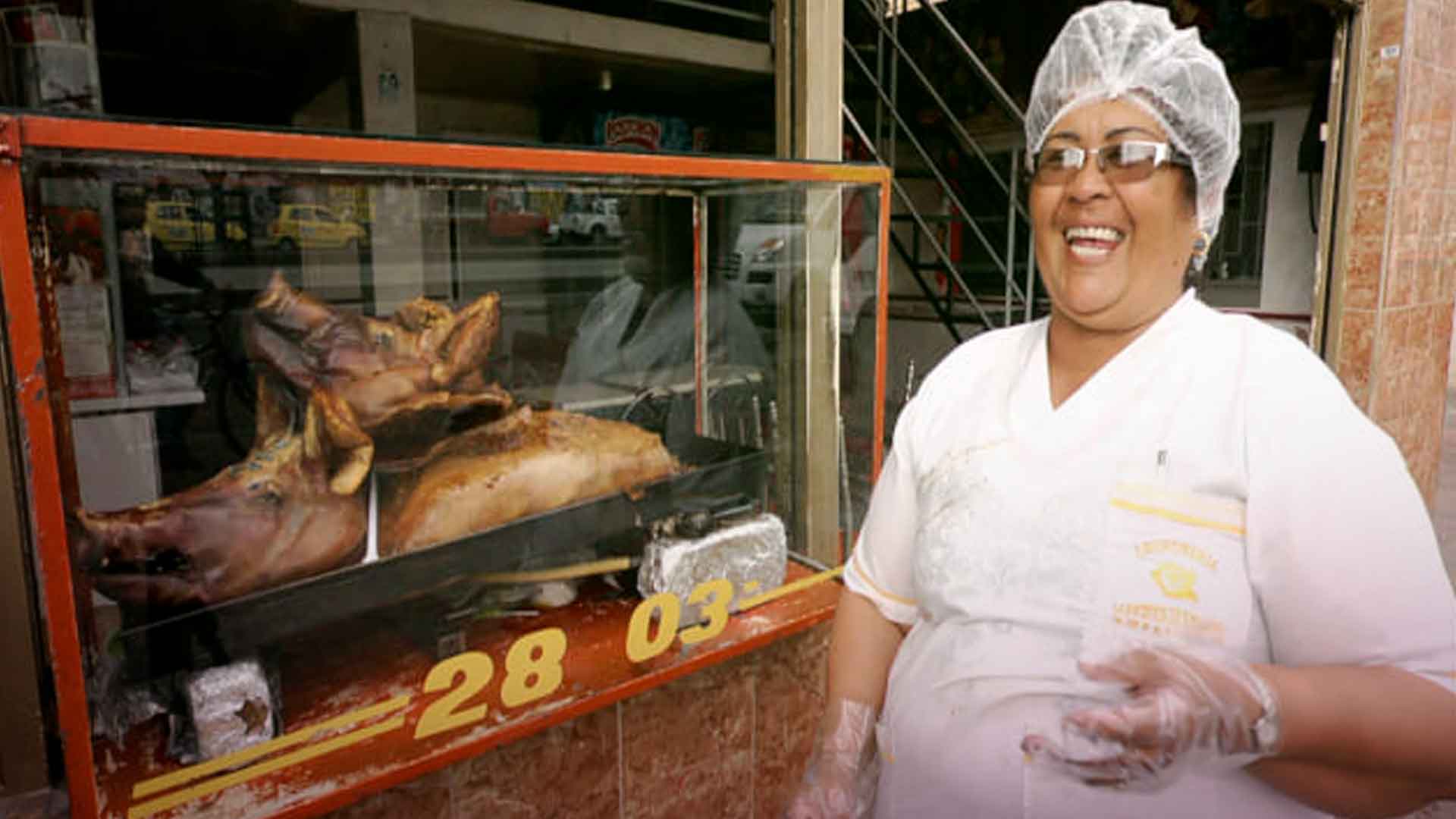 Señora vendiendo lechona