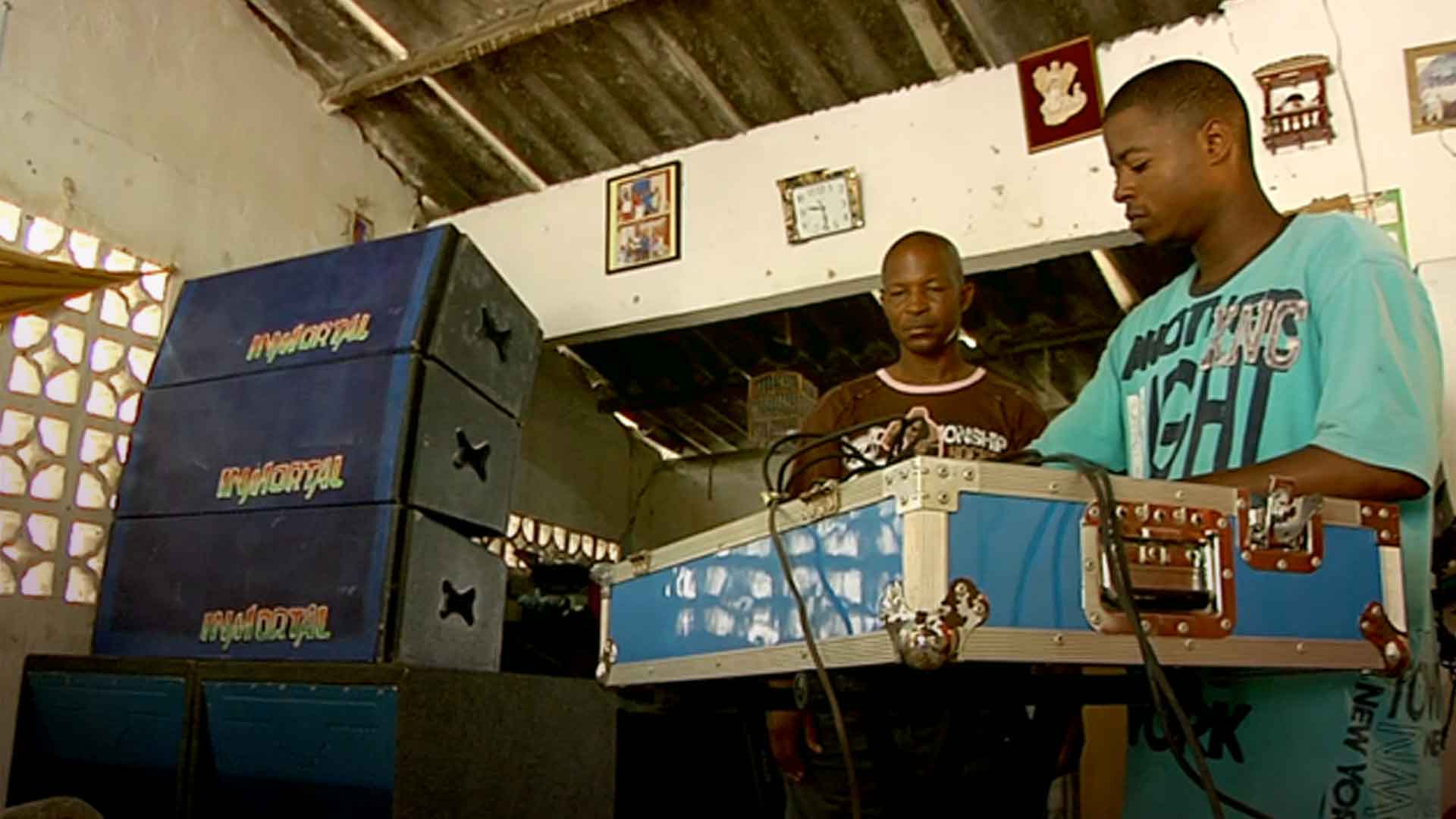 Hombres con su consola de sonido