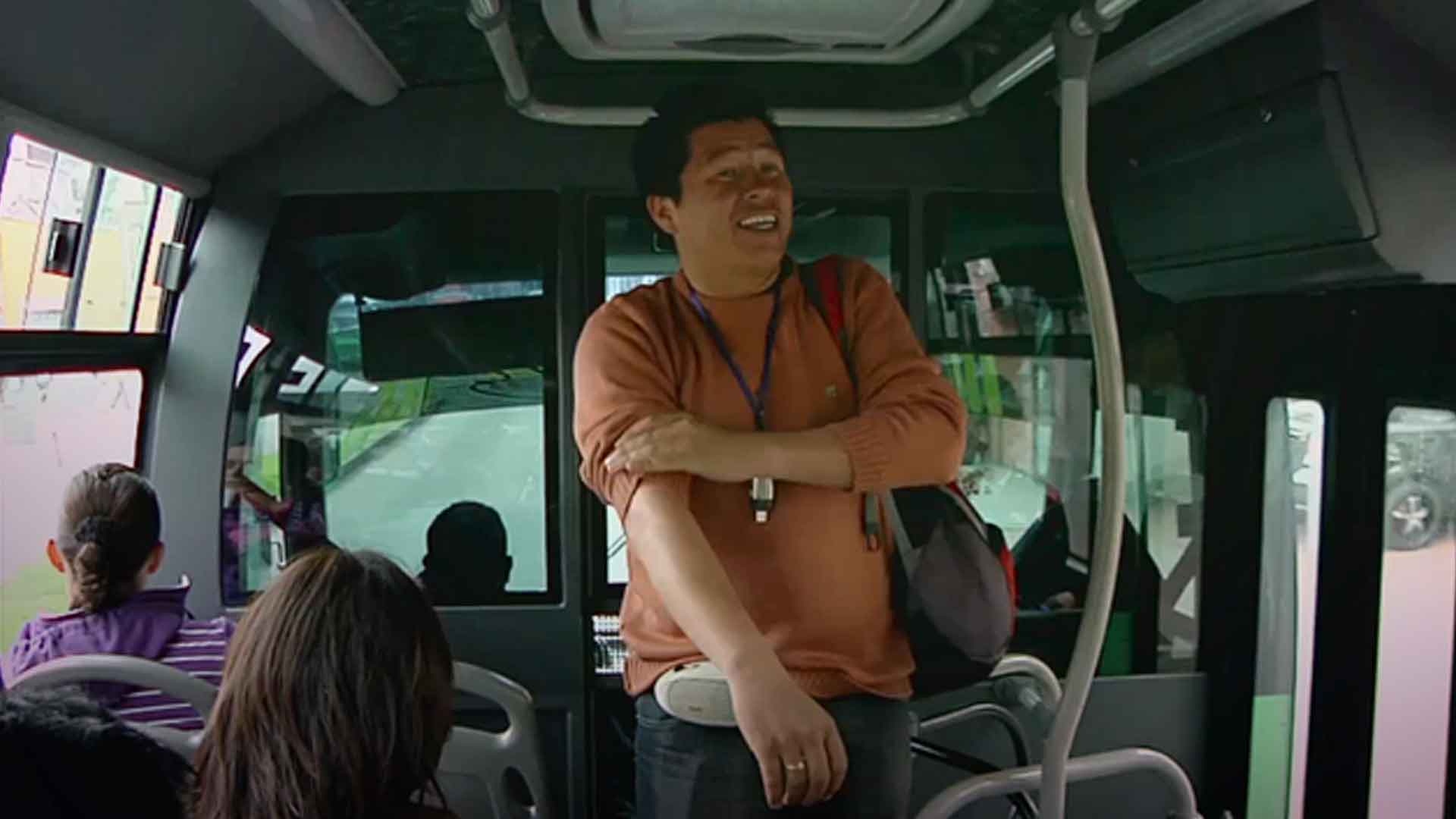 Hombre cantando en el bus