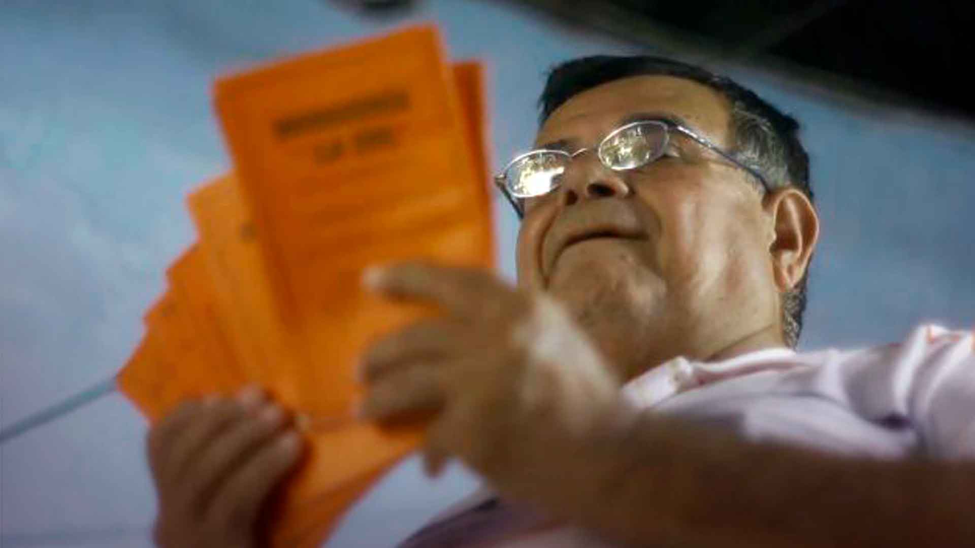 Hombre con almanaque bristol en sus manos