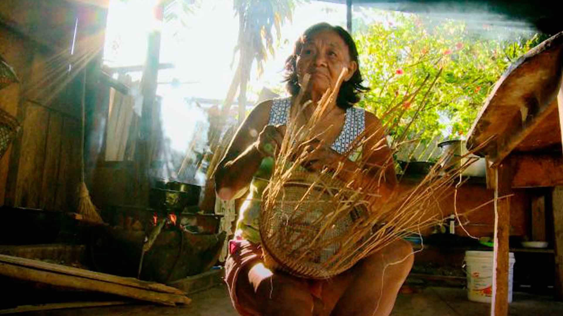 mujer tejiendo en su casa