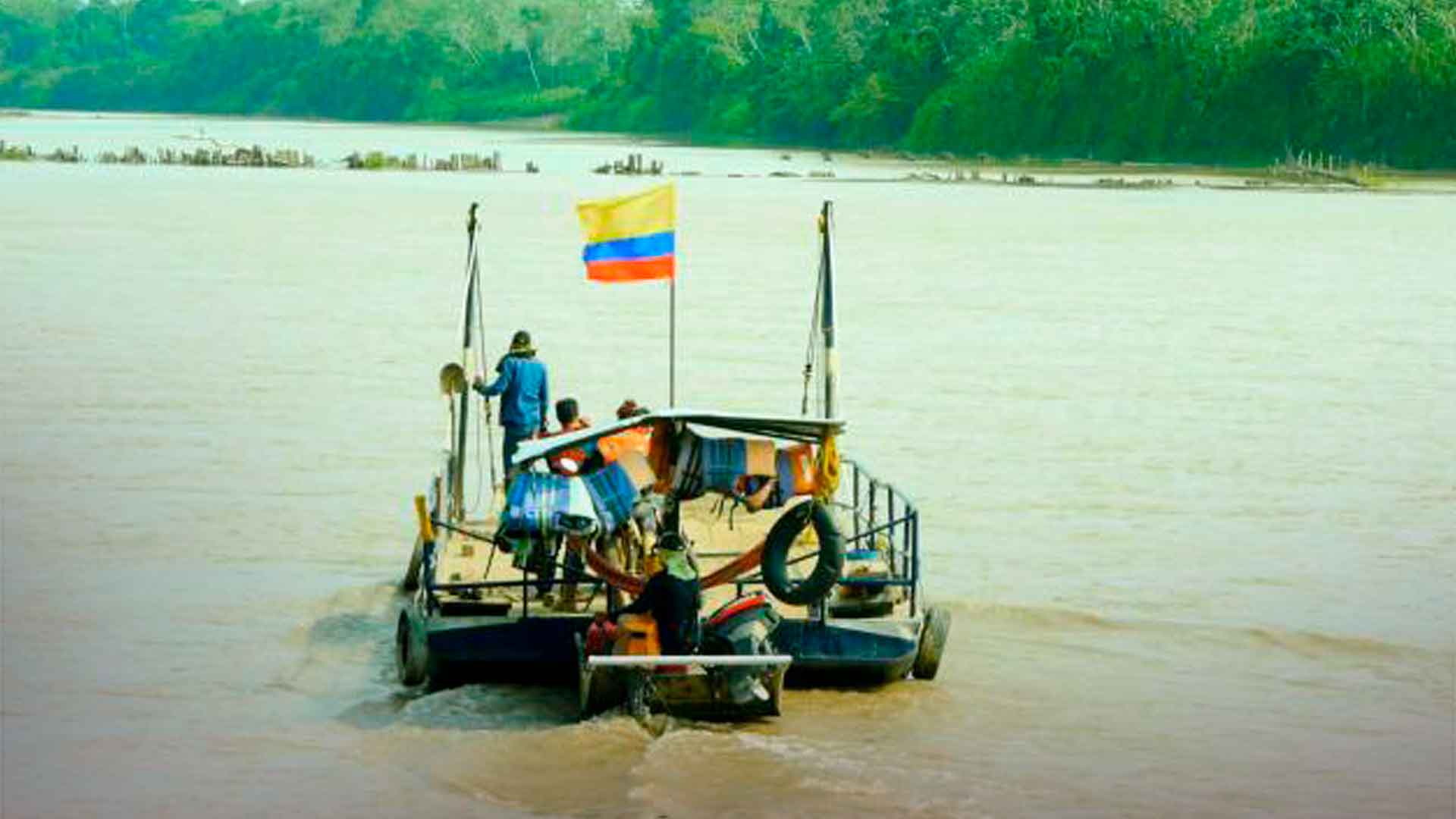 Lancha con la bandera de Colombia