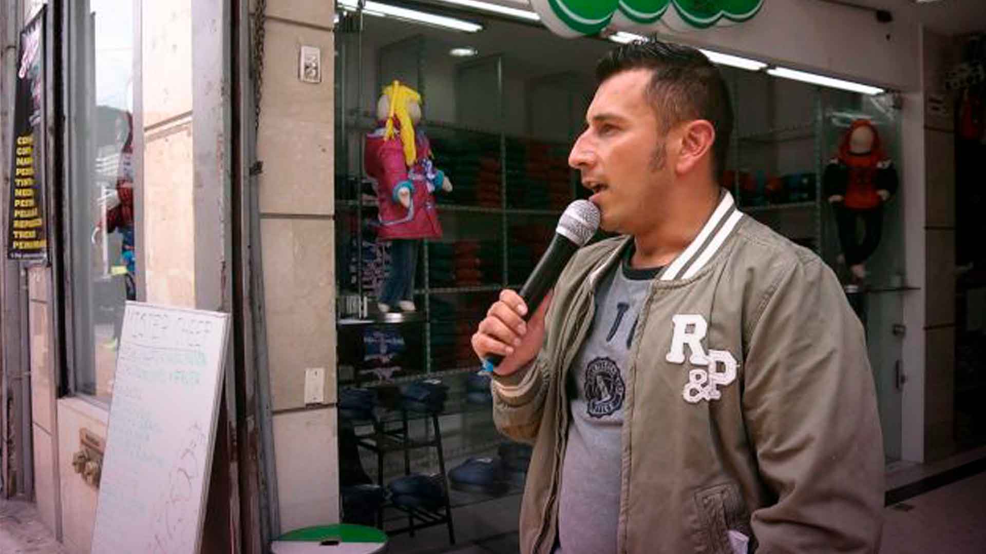 Hombre hablando con un micrófono