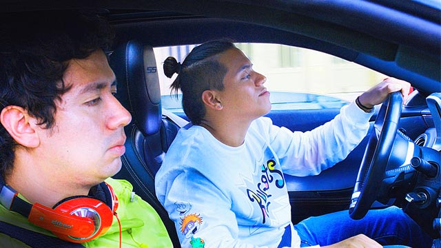 Mindo y Jimmy dentro de un auto, renta de apartamento, influenciador, redes sociales, ver la vida es un meme, series de rtvcplay, series gratis, series originales de rtvcplay, series de rtvc, series online