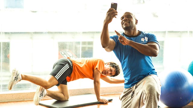 Jimmy y su entrenador personal tomándose fotos,  la vida es un meme, series de rtvcplay, series gratis, series originales de rtvcplay, series de rtvc, series online