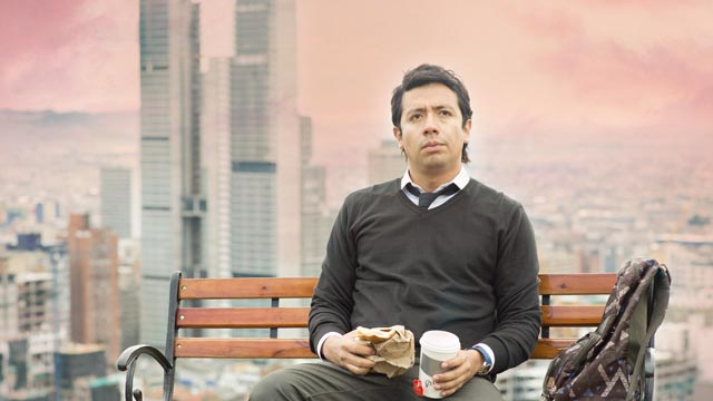 Jimmy se encuentra pensativo en una banca, busqueda de trabajo, humillacion, hacer memes, series de rtvcplay, series gratis, series originales de rtvcplay, series de rtvc, series online