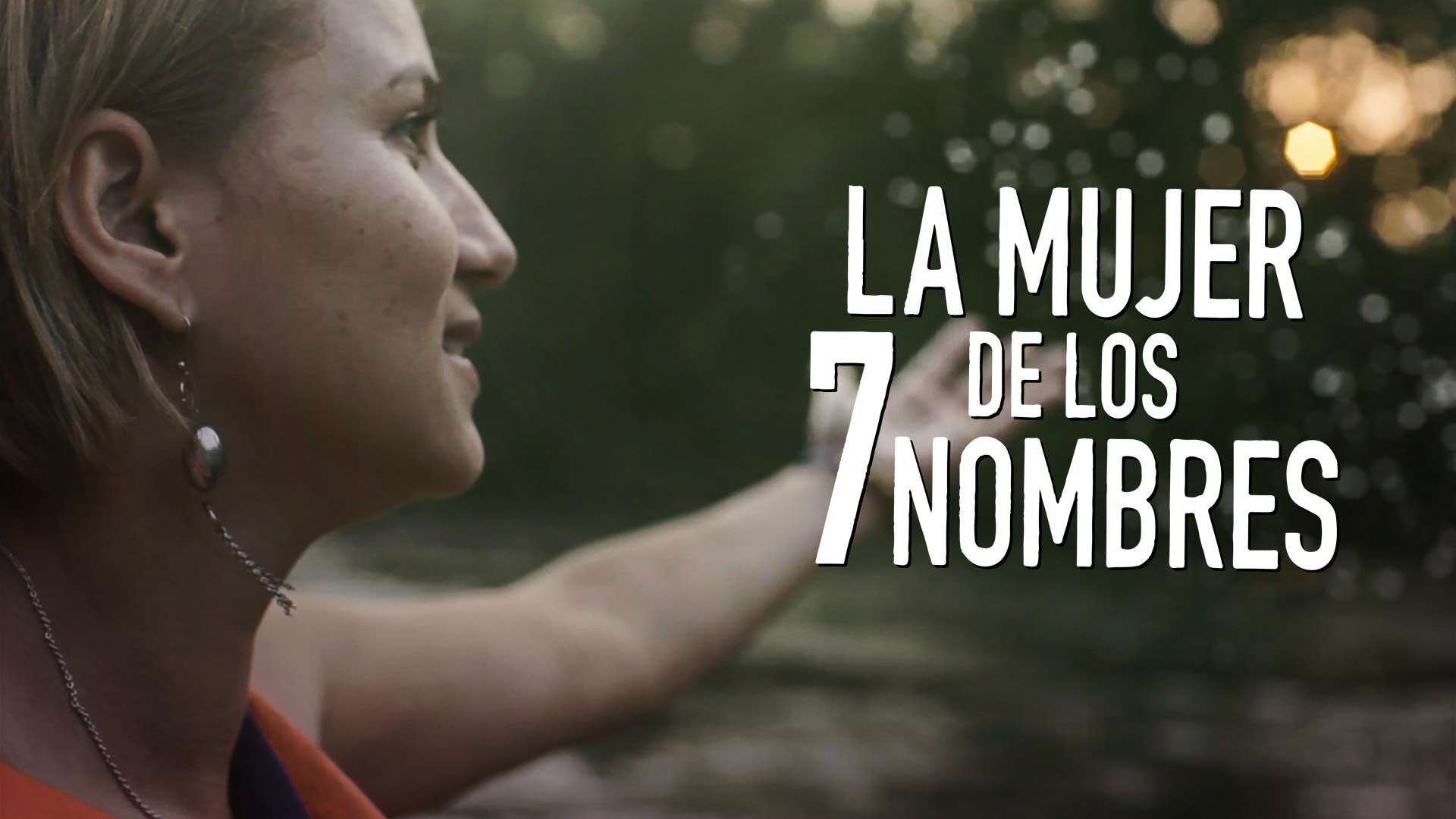 Mujer joven sonriendo con los brazos abiertos, violencia a la mujer, violencia en colombia, violencia, peliculas documentales colombianas, documentales de señal colombia, mujeres, peliculas online