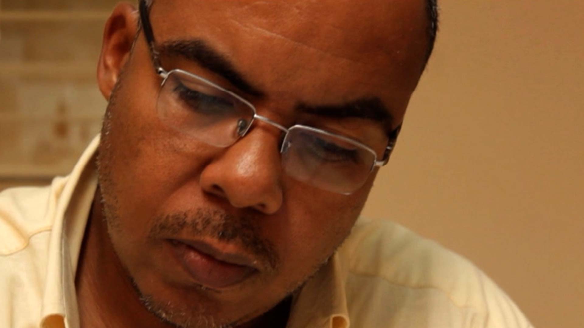 Conoce el proceso creativo del escritor Jorge Caicedo en Letra urbana, serie colombiana disponible ahora en RTVCPlay