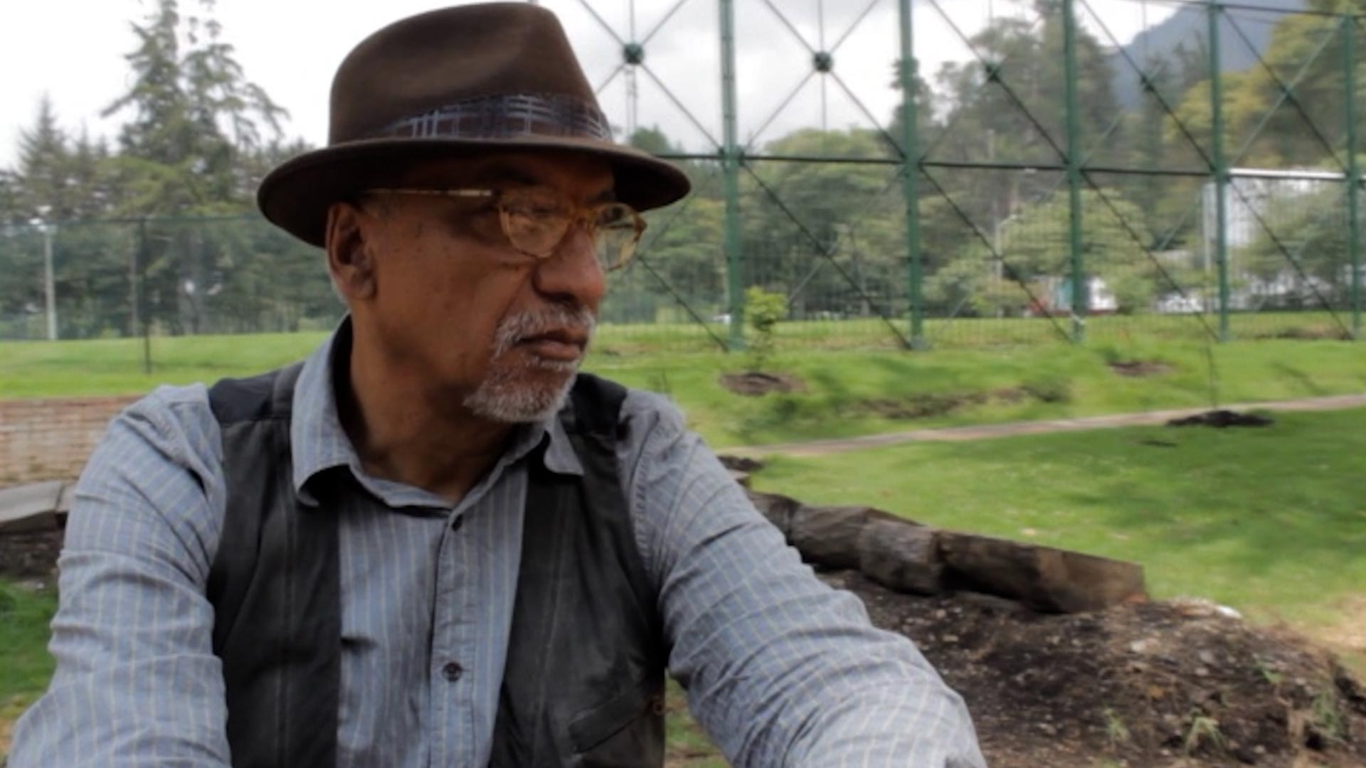 Conoce la visión dual de Roberto Rubiano sobre Bogotá en Letra urbana, serie colombiana disponible ahora en RTVCPlay