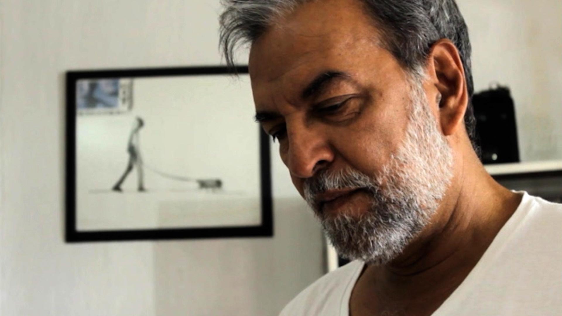 Conoce el el estilo mordaz, versátil y científico de Julio César Londoño en Letra urbana, serie disponible ahora en RTVCPlay