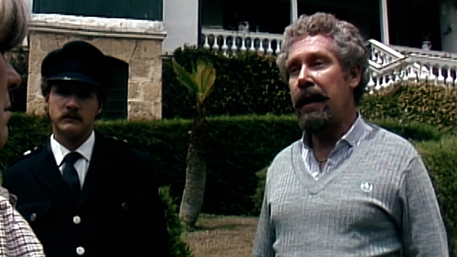 hombre hablando con la policía