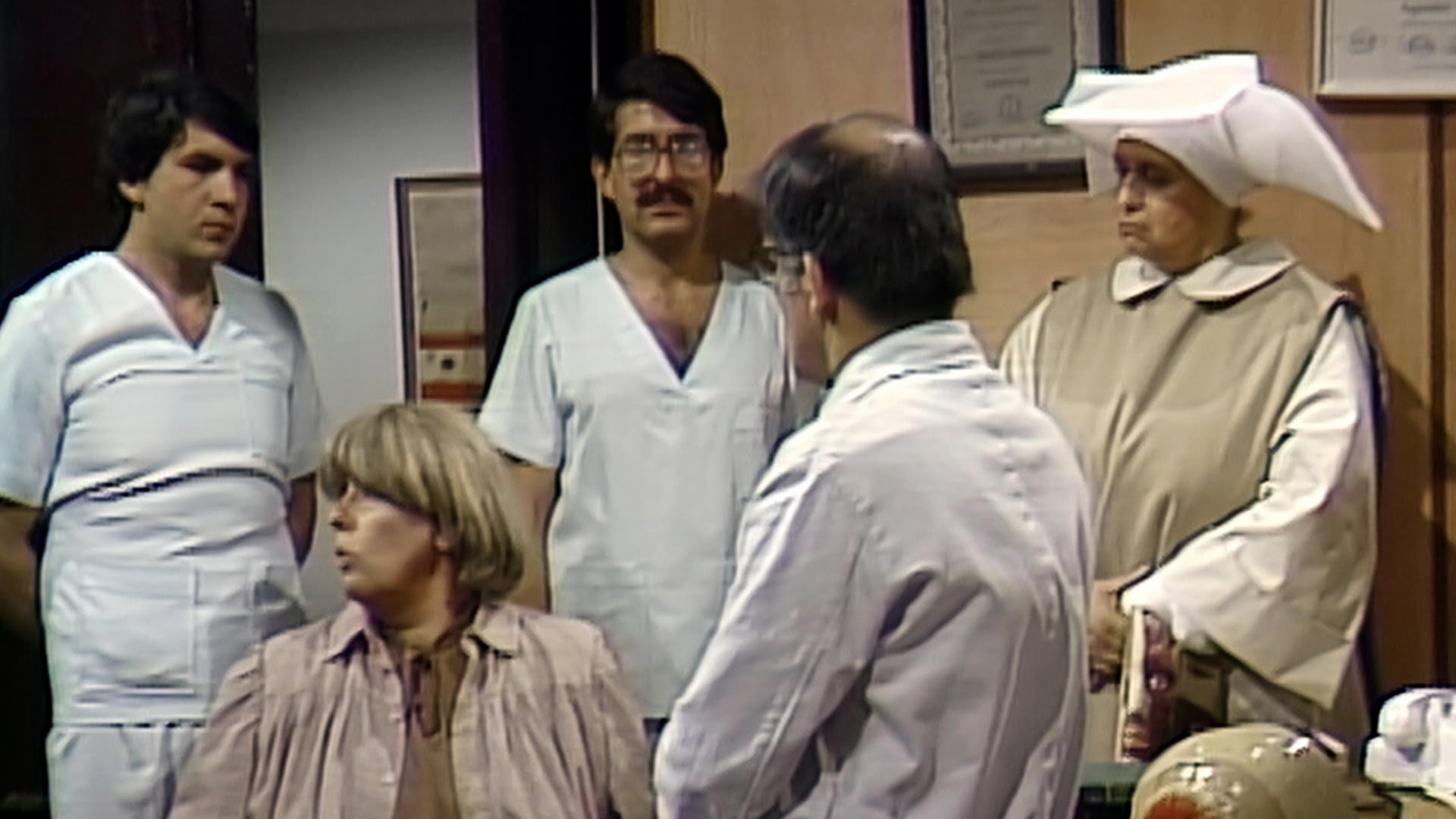 personas en un cuarto hablando con una monja