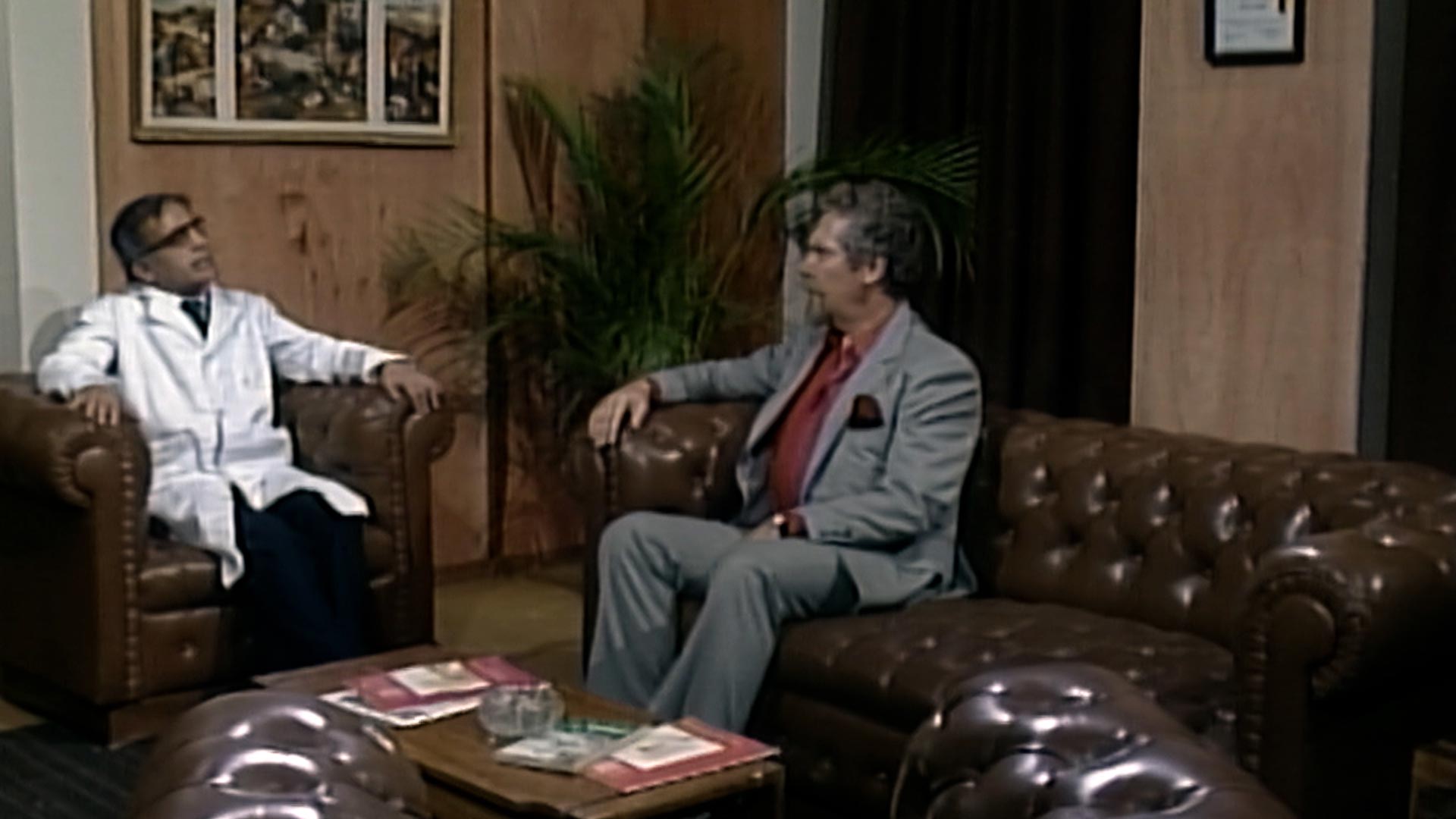 hombre hablando con un doctor 