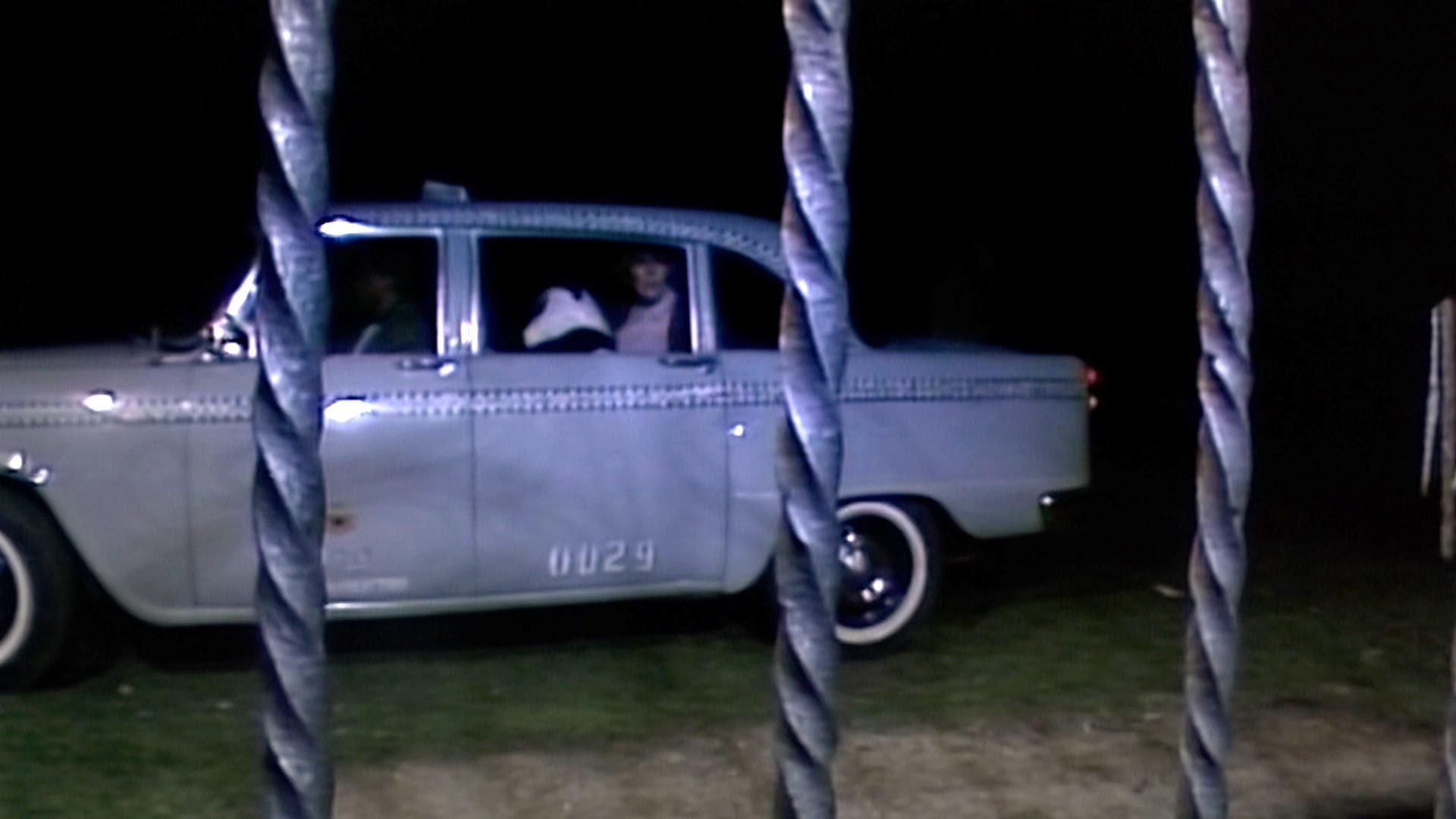 carro frente a una casa en la noche