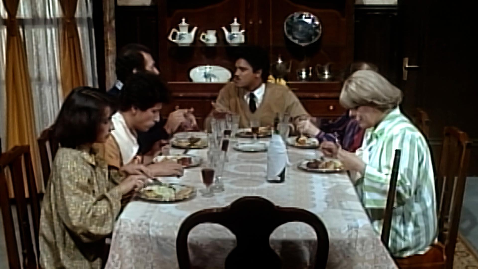 La familia Olmedo en la mesa 