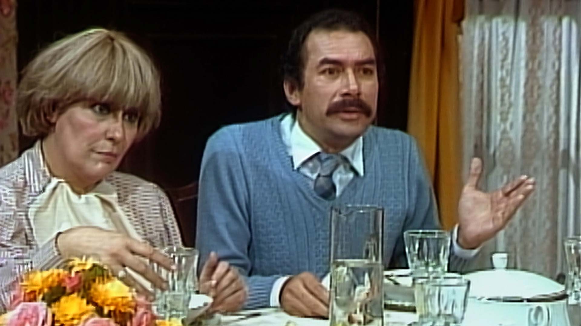 Personas en la mesa comiendo 