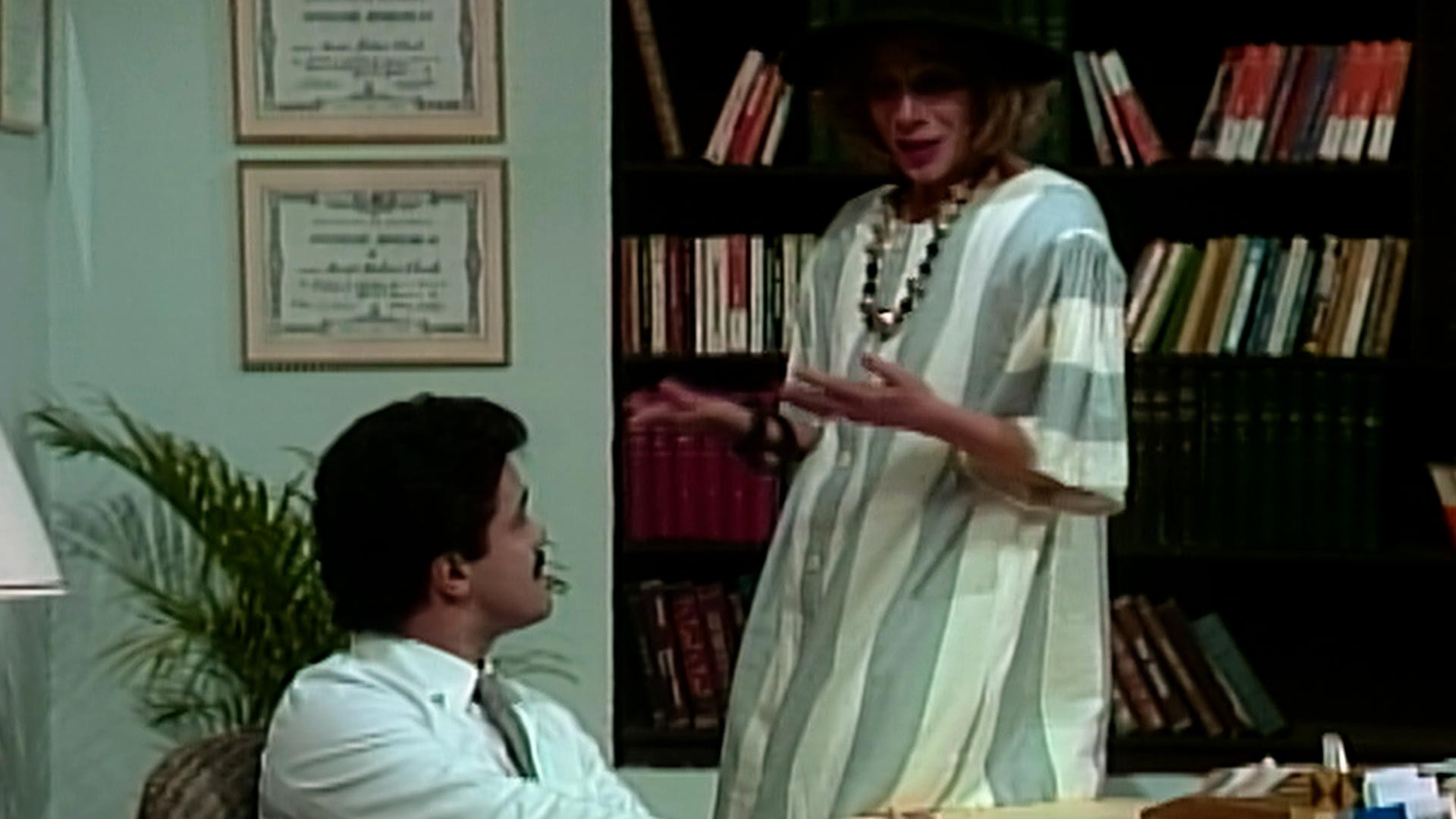 homre sentado hablando con una mujer