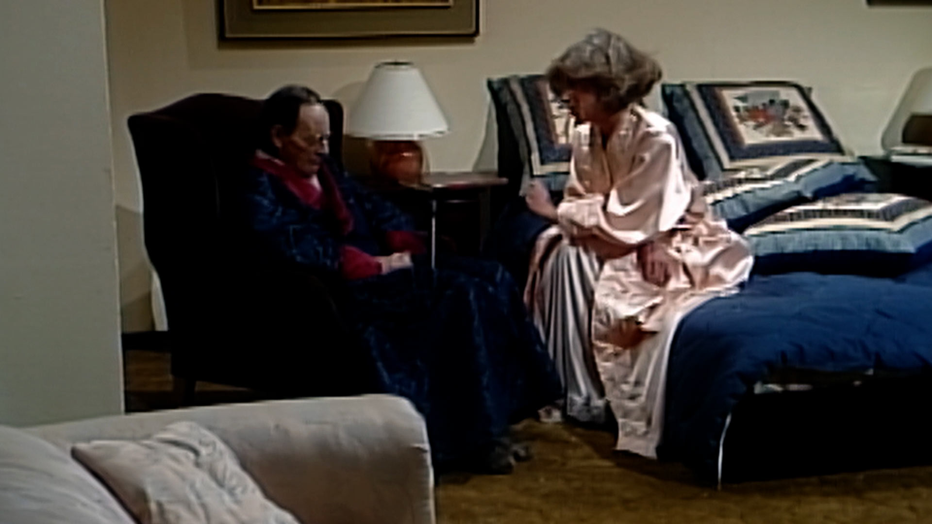 pareja hablando en el cuarto