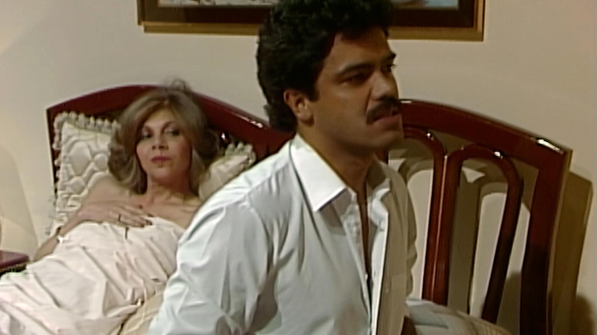 pareja vistiéndose después de la intimidad