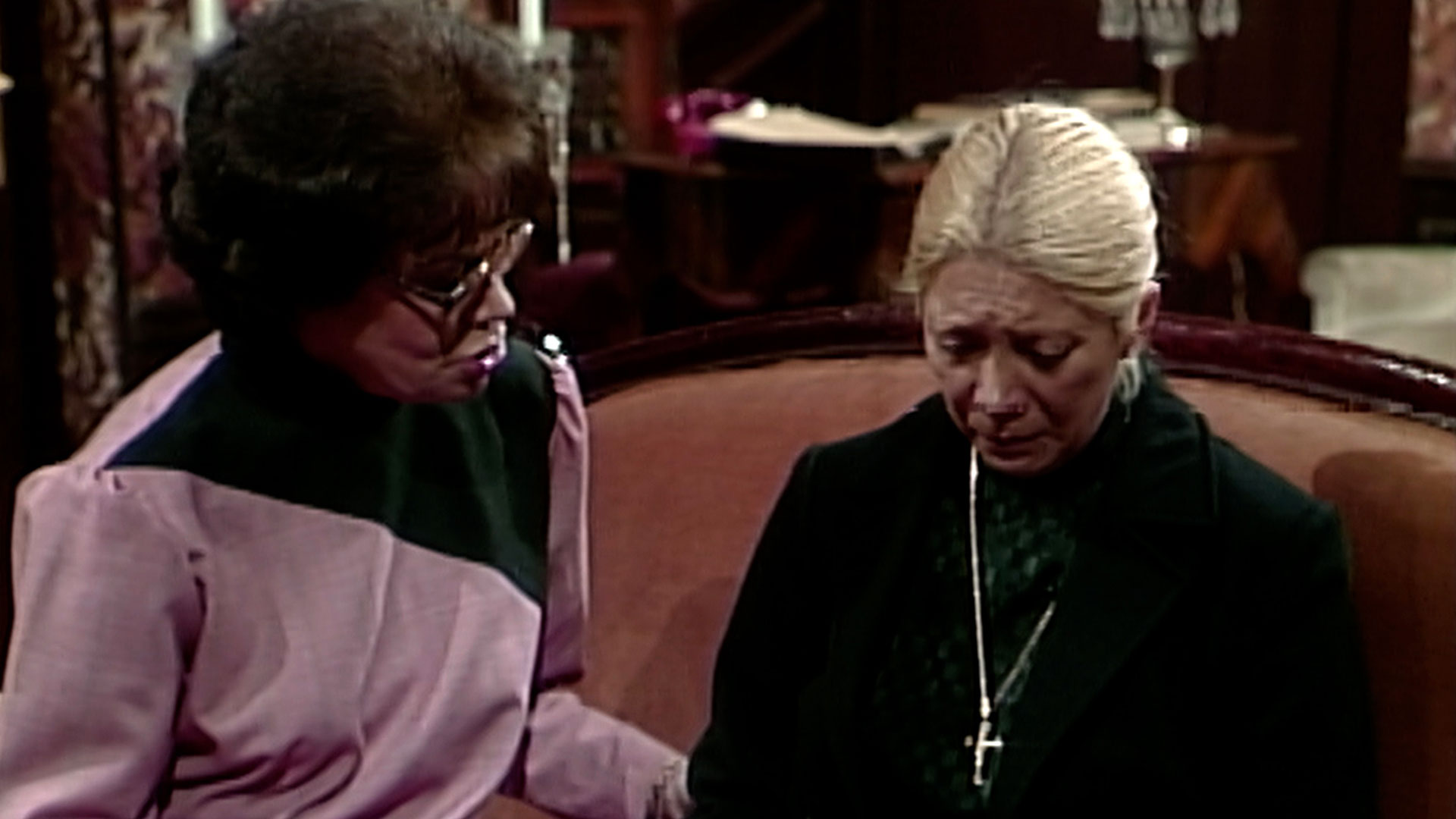 mujer llorando y otra consolándola 