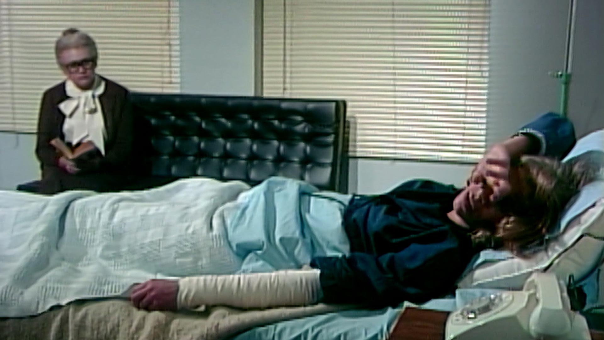 mujer en la clínica con el brazo vendado