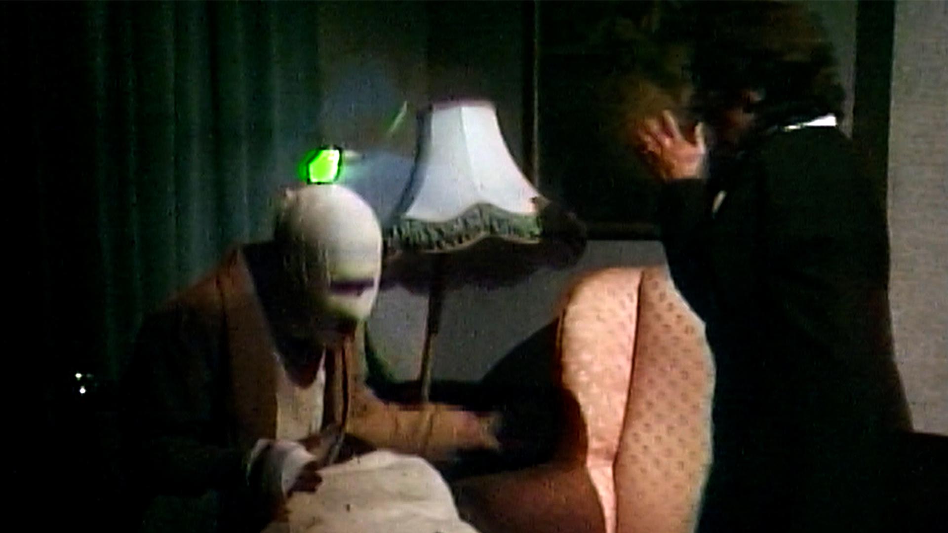 persona con la cara tapada y mujer escandalizada 