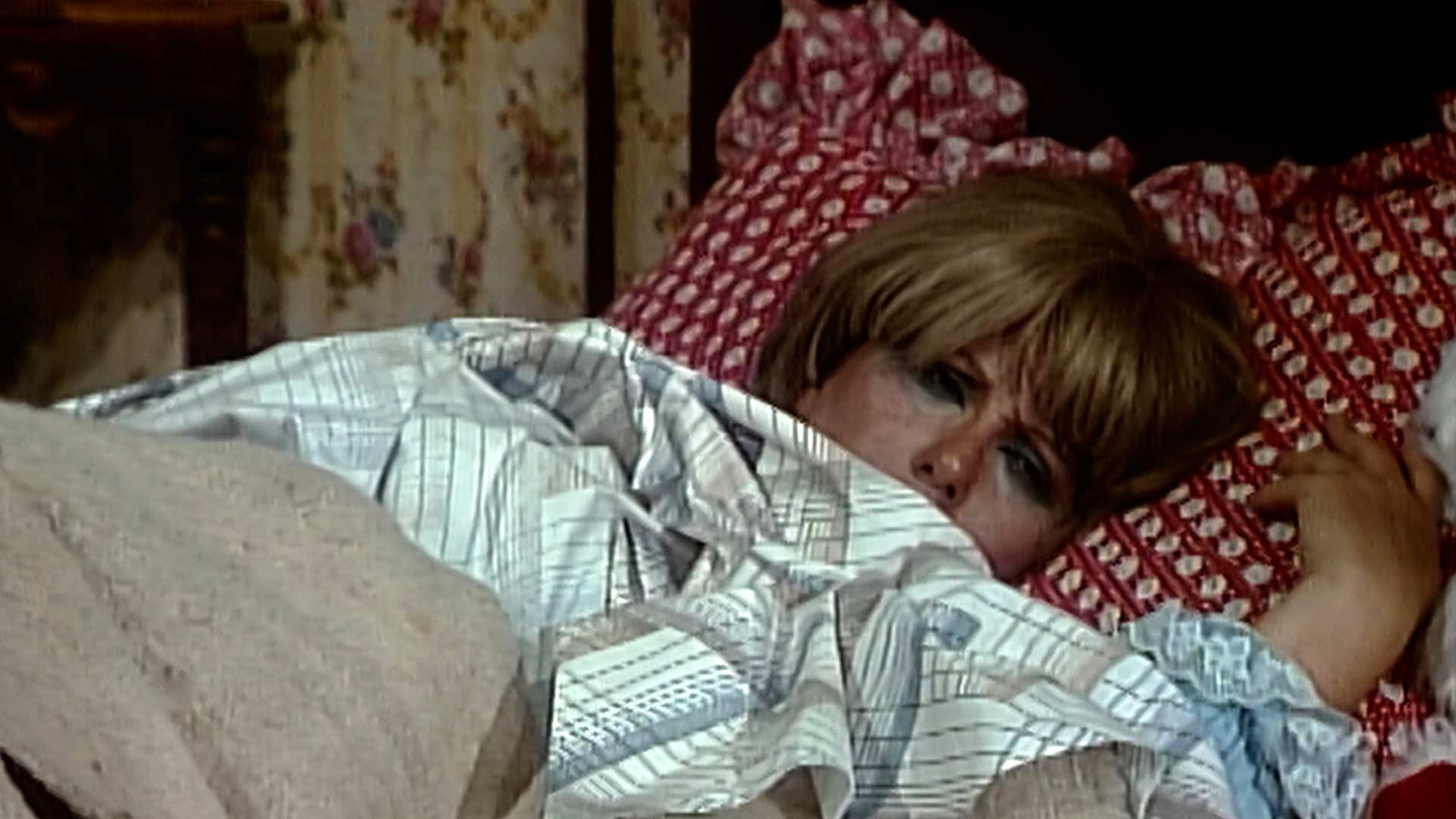 mujer en la cama sintiéndose mal 