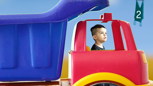 Niño en una volqueta en medio del desierto 