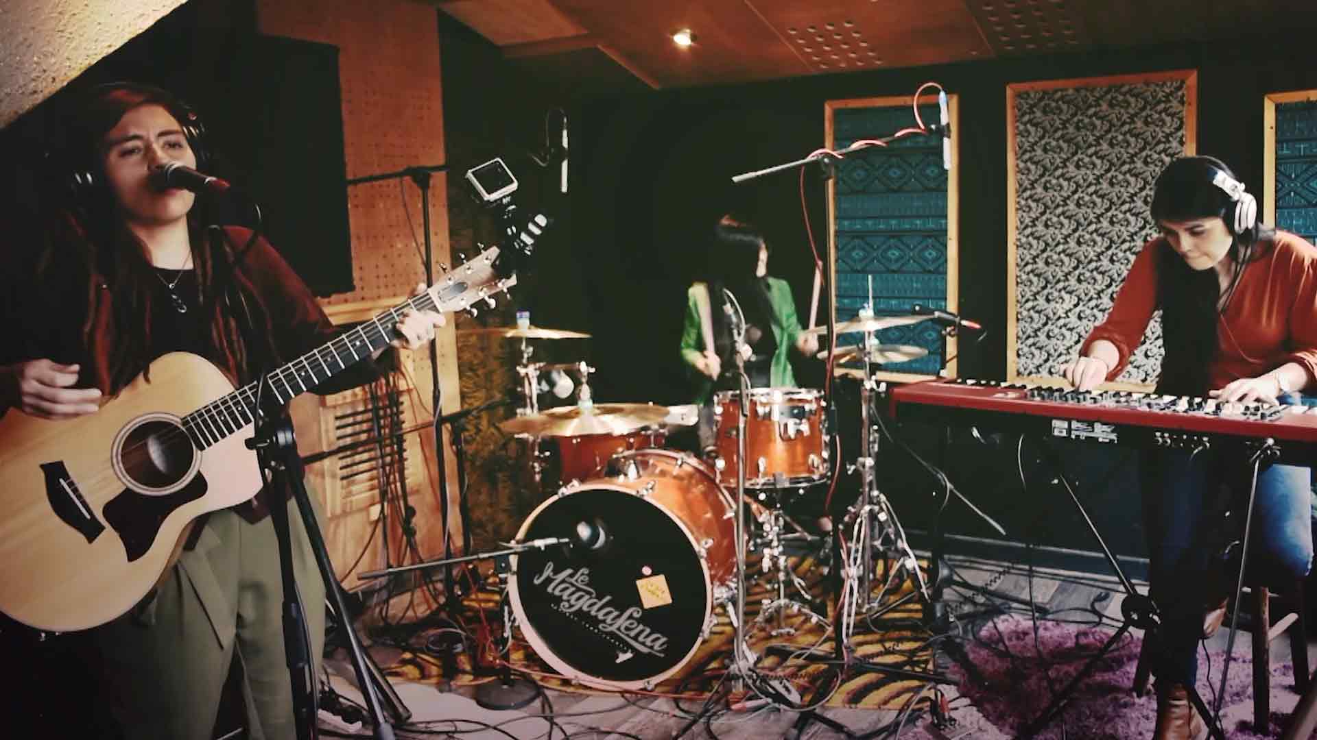 amigas tocando instrumentos musicales, Árbol de Ojos, Doctor Krápula, Le Magdalena, Los Cocoa y Los Niños Telepáticos, musica colombiana, musica urbana, musica latina, artistas latinos