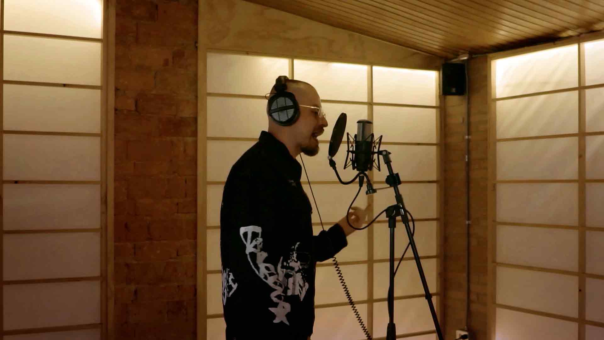 hombre cantando en el estudio, Bojö, La Ramona, Lucio Feuillet, No Rules Clan y THS Sudaca, musica colombiana, musica urbana, musica latina, artistas latinos