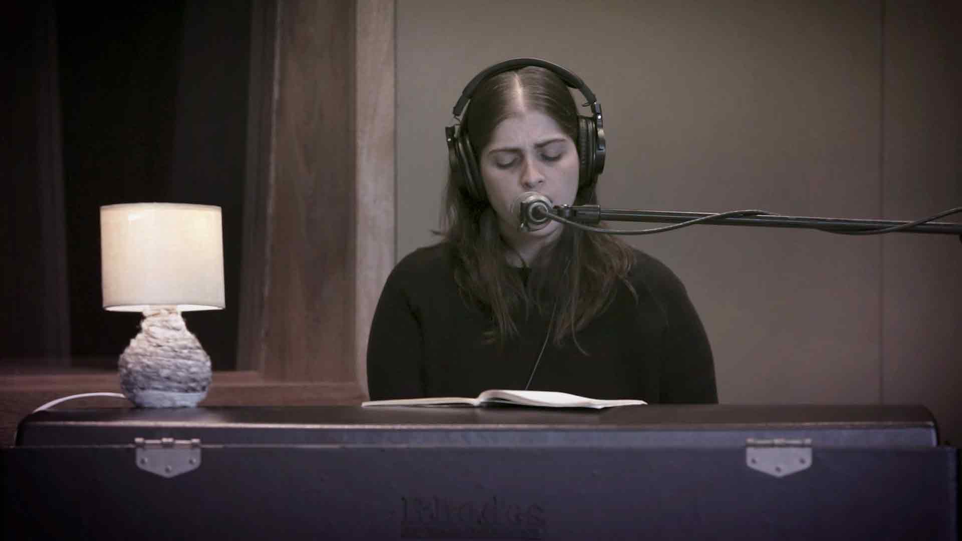 mujer tocando piano mientras canta, Árbol de Ojos, Bojö, Goli, Mad Tree y The Kitsch, colombiana, musica urbana, musica latina, artistas latinos