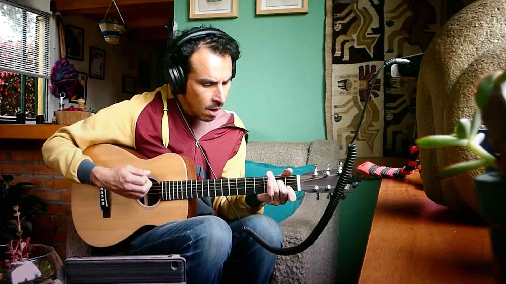 hombre tocando guitarra, Androides y un marcapasos, Andrés Correa, Bambarabanda, La Bandería y Laura y la máquina de escribir, Androides y un marcapasos, Andrés Correa, Bambarabanda, La Bandería y Laura y la máquina de escribir.